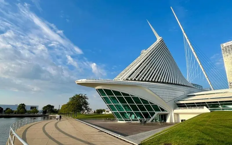 The modern white architecture of the Milwaukee Art Museum by the waterfront.