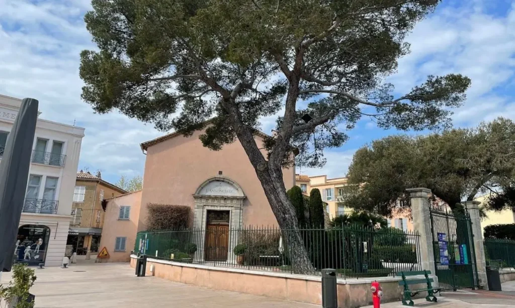 A large tree shades the front of the Musée de l’Annonciade building.