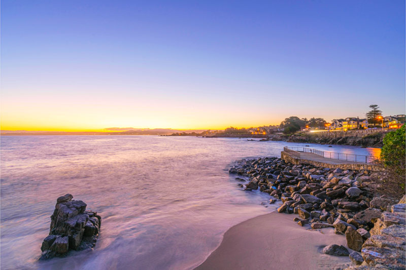 Don't miss Carmel Beach: soft sands, cypress-framed Pacific Ocean, ideal for sunset picnics or dog-friendly walks.