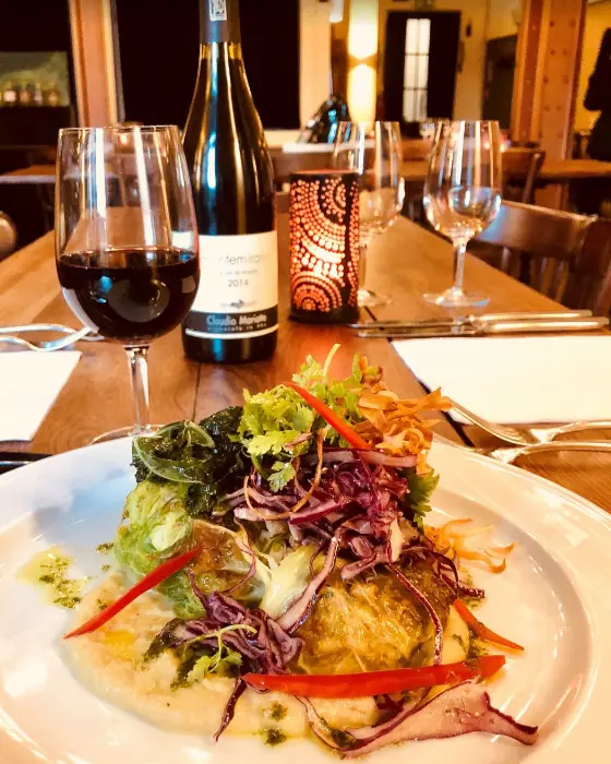 Winter time, cosy light and (soul) warming food and wine.