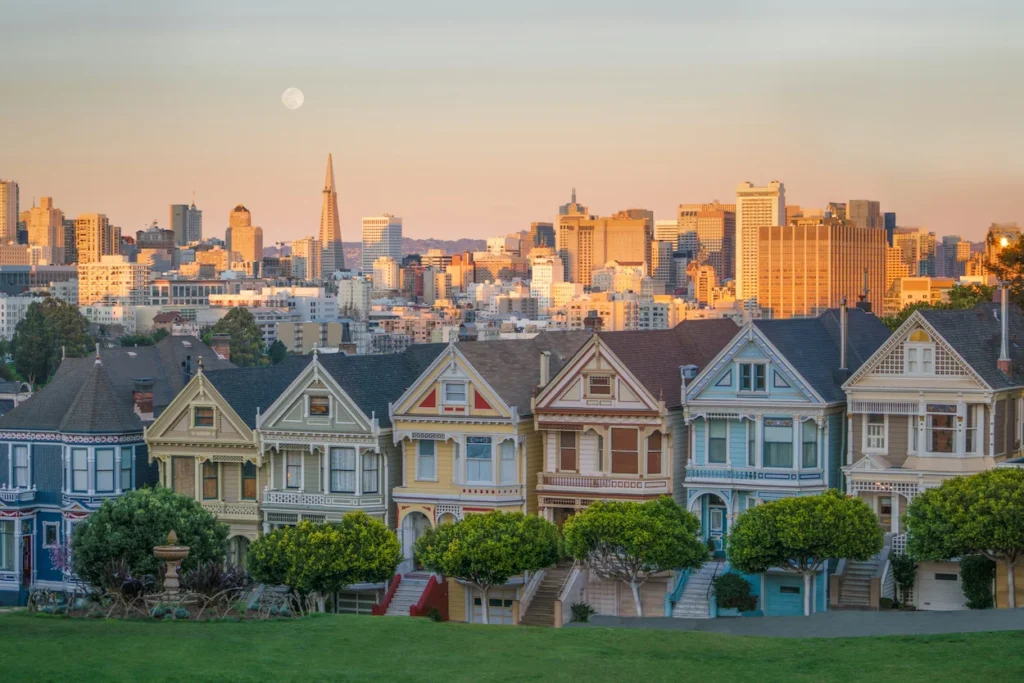 Painted Ladies Victorian houses with the modern San Francisco skyline in the background