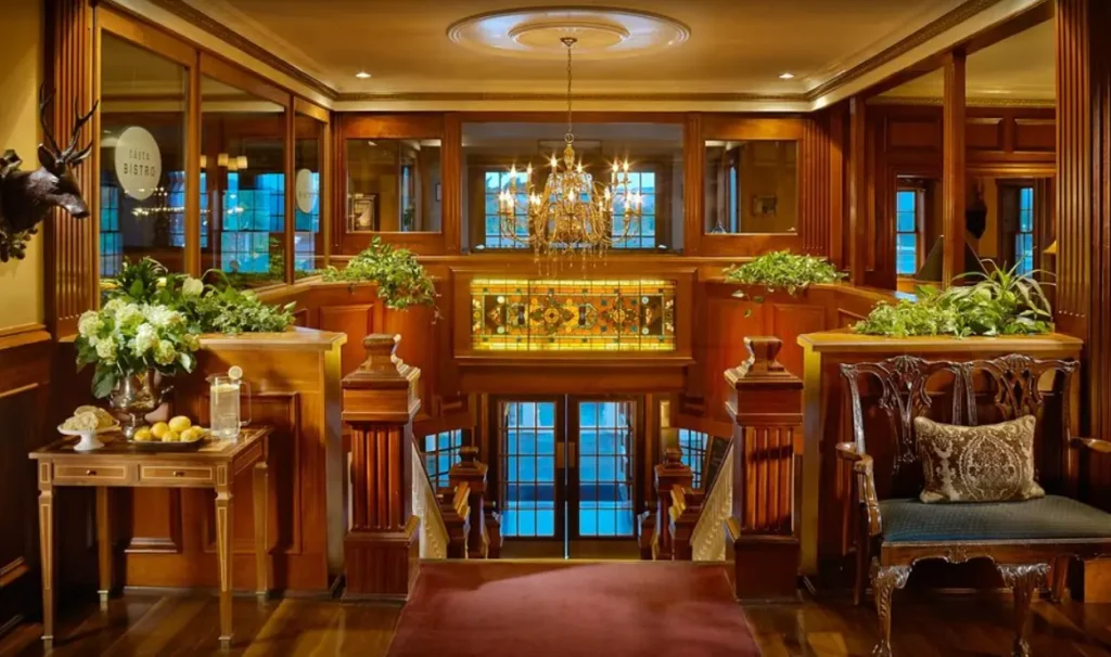 Welcome to Mirror Lake Inn!