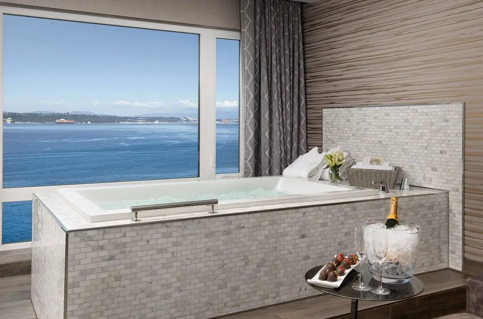 Water View King Jacuzzi Guestroom