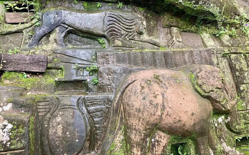 Stone carvings of animals on The Stone Man of El Tisey.
