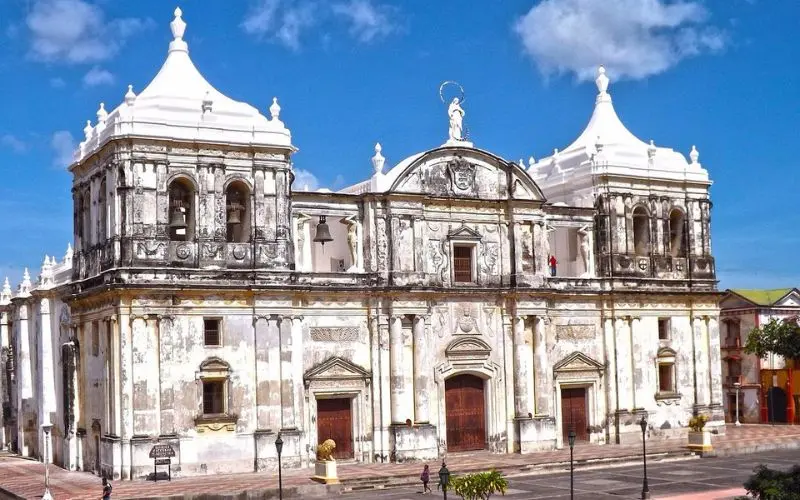 White stone León Cathedral with detailed carvings on the facade.