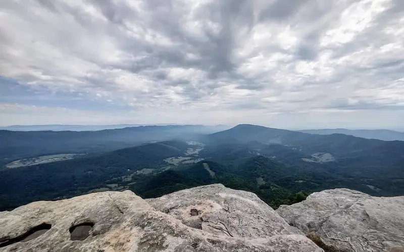 Mountain overlook with dramatic cliffs at McAfee Knob.