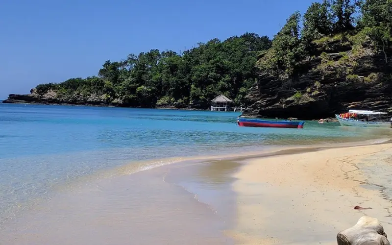 Clear water and boats along the shore at Cayos Cochinos.