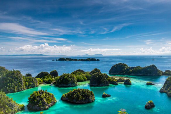 12 Iconic Raja Ampat, Indonesia Attractions & Activities to Add to Your Itinerary