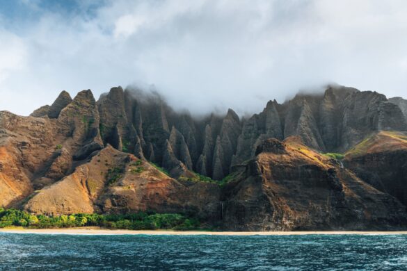 Na Pali Coast Guide: Epic Hikes, Boat Coves & Beach Snorkeling