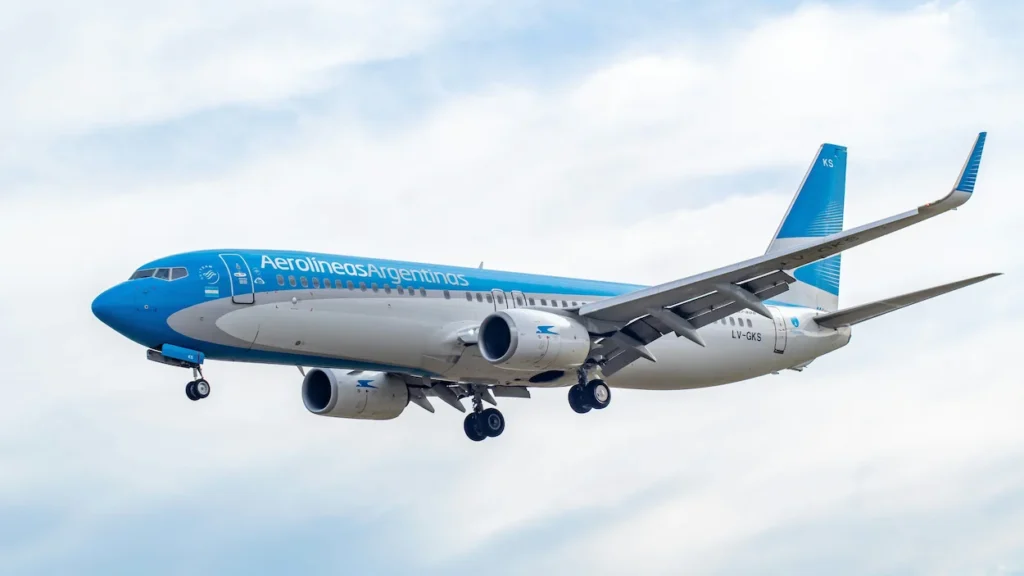 Aerolíneas Argentinas Boeing 737-800 airliner on final approach with landing gear down
