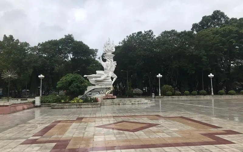 Sculpture and open plaza at Lê Văn Tám Park in Ho Chi Minh City.