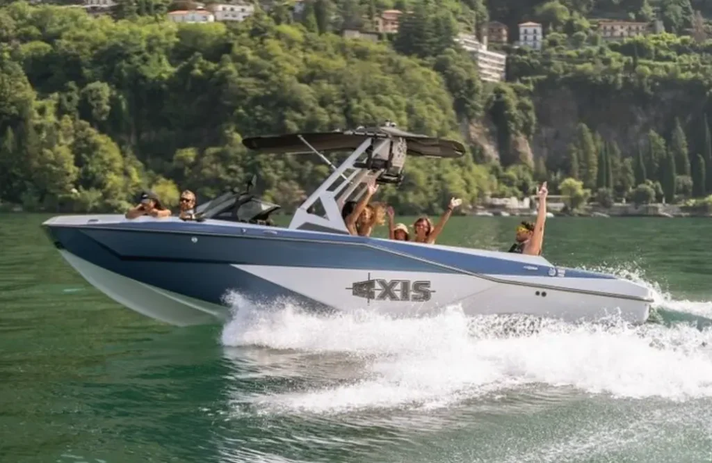 Boat tour with water sports on Lake Como