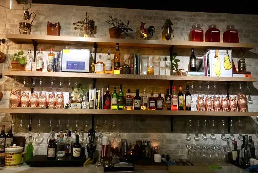 Rooster & Owl bar area