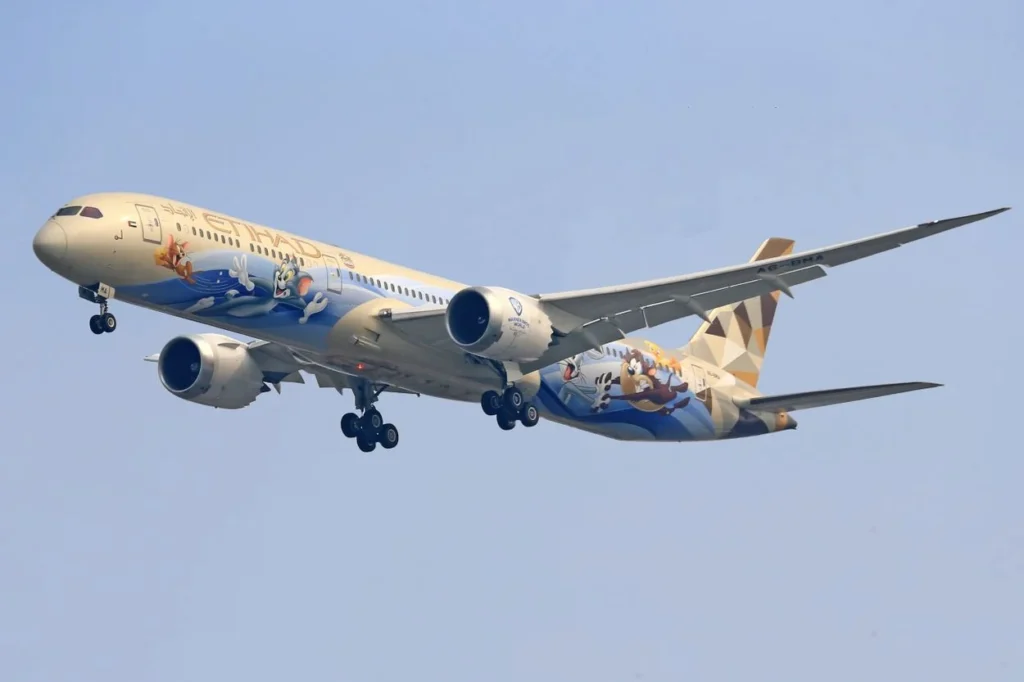 Etihad Airways Boeing 787-9 Dreamliner in Warner Bros. Tom and Jerry livery.