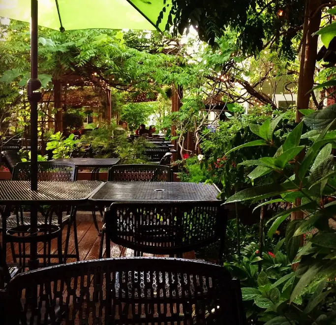 Pusadees Garden dining area