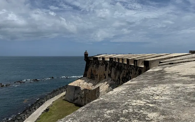 View of Castillo San Felipe del Morro fortress by the ocean.