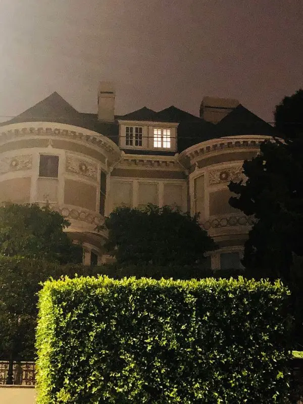 Old mansion with one lit window on the San Francisco Ghost Hunt.