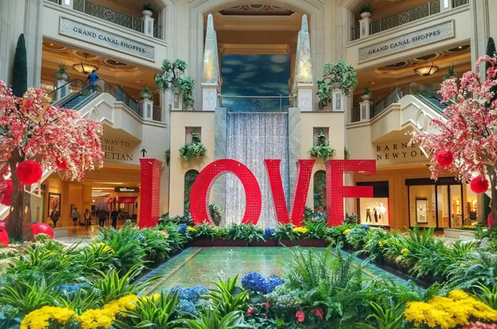 Must-See Spots Vegas Strip Walking Tour