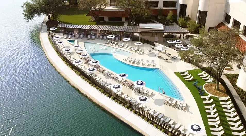 Omni Las Colinas Hotel on Lake Carolyn