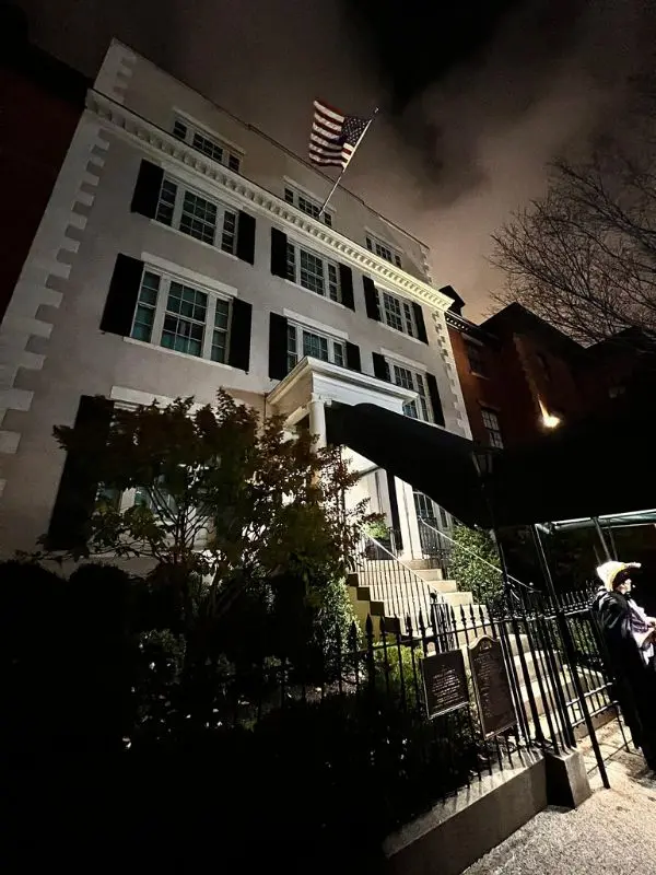 A historic building on a nighttime DC Ghosts tour.