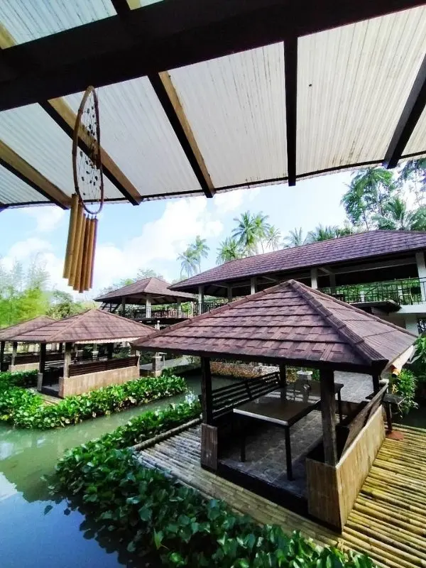 Thatched dining huts sit over the water at Kamayan sa Palaisdaan.