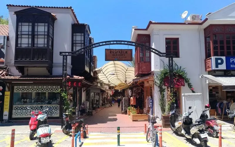 Entrance to a narrow shopping street at Paspatur Old Town.