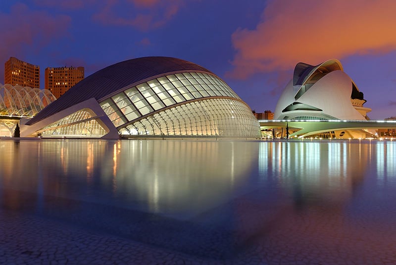 La Ciutat de les Arts i les Ciències: Futuristic marvel blending science, art, and architectural brilliance seamlessly.