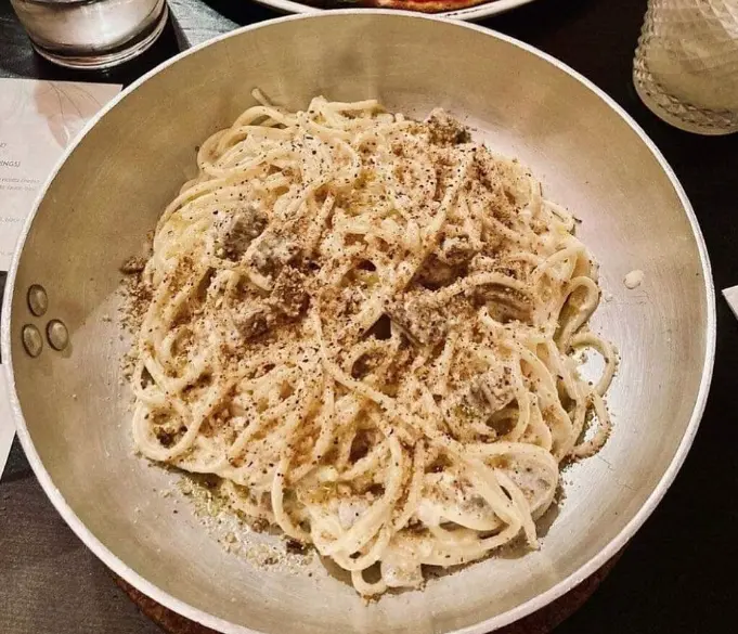 Spaghetti alla carbonara and pizza cesar