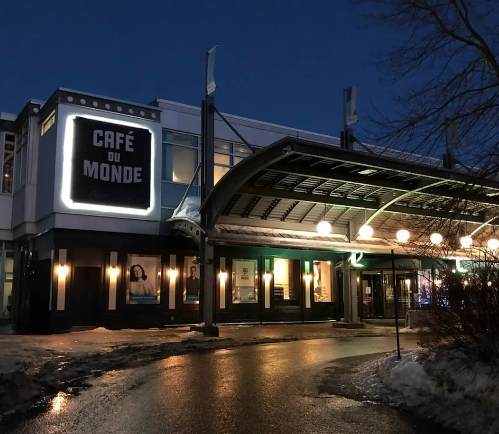 Exterior design of Le Cafe du Monde