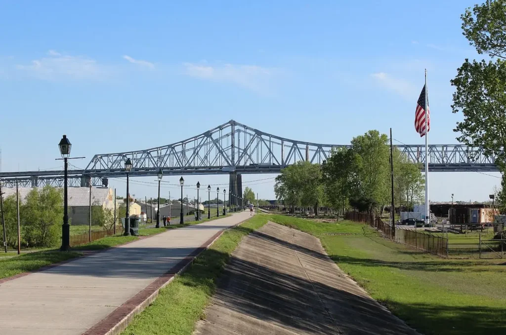 Paved path along the Algiers levee trail