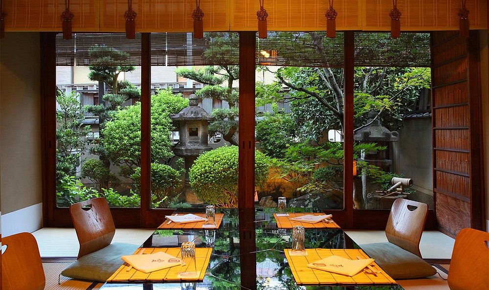 Tatami dining area at Tempura Endo Yasaka (North) with a view of a traditional Japanese garden.