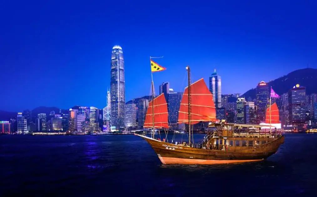 Aqua Luna sails on Victoria Harbour