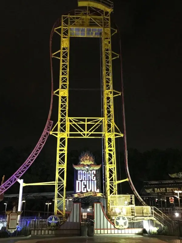 Tall Dare Devil Dive roller coaster at Six Flags.