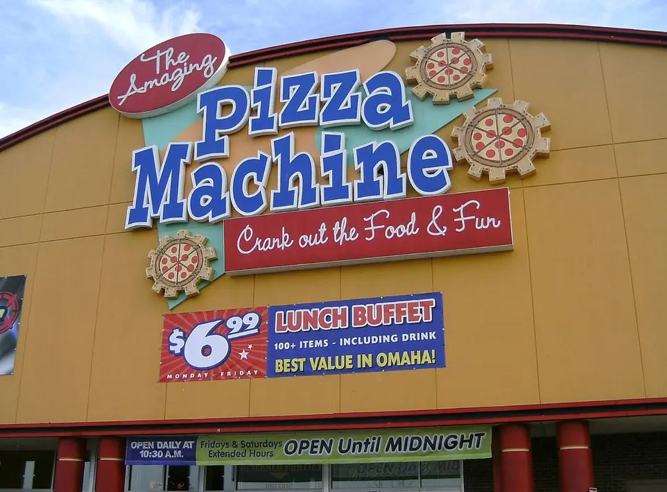 The Amazing Pizza Machine sign