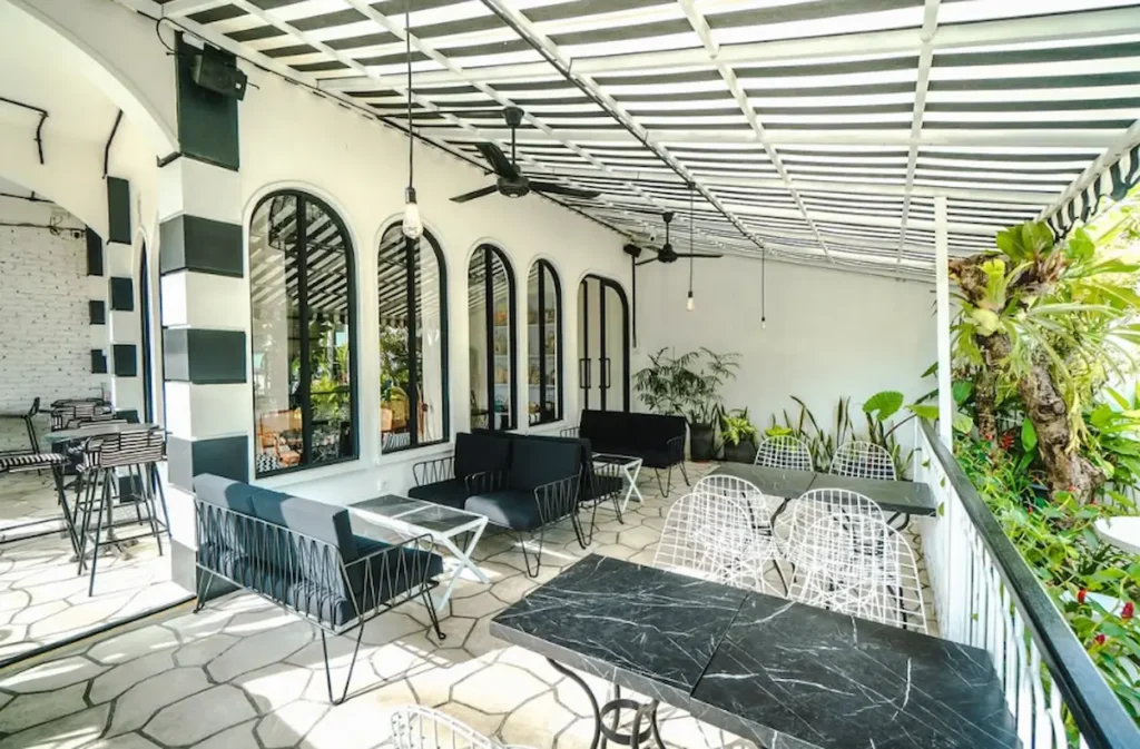 NOIR Cafe Bali dining area