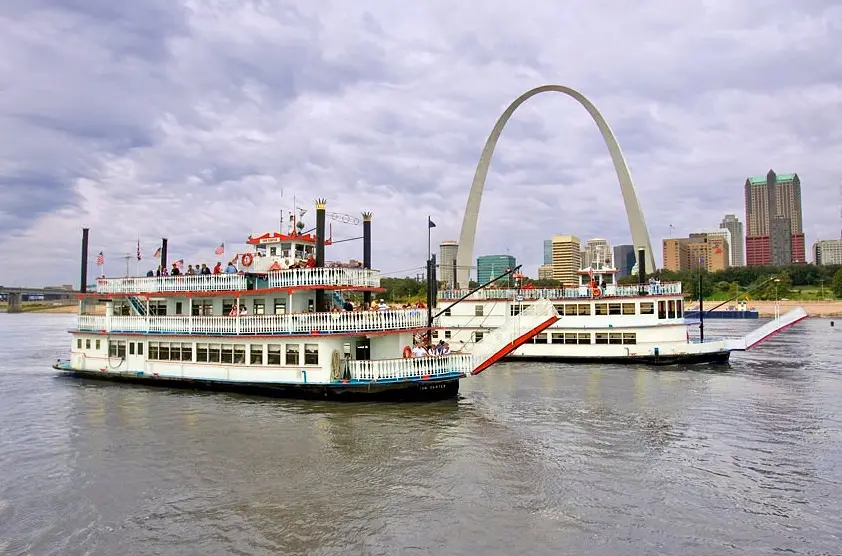 Riverboats at the Gateway Arch