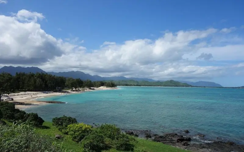 A turquoise ocean and sandy beach along the shore in Kailua.