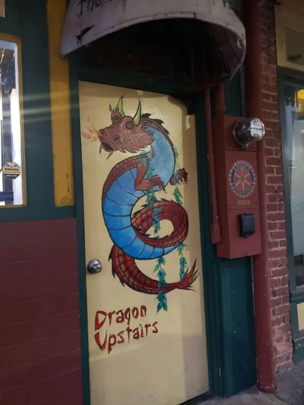 Colorful dragon mural on a doorway in Honolulu’s Chinatown.