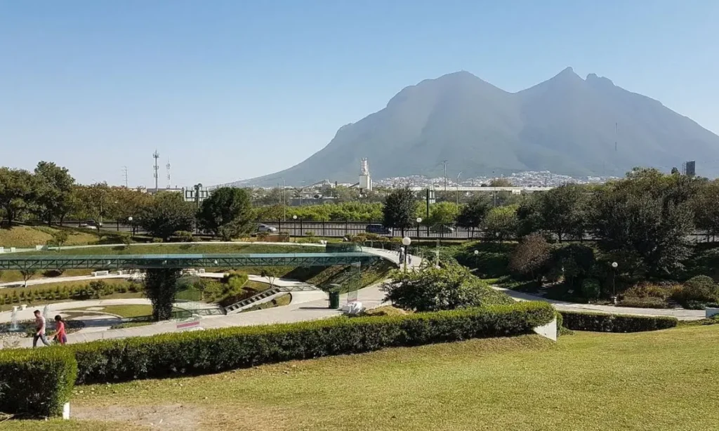 Scenic park with mountain backdrop in Monterrey.