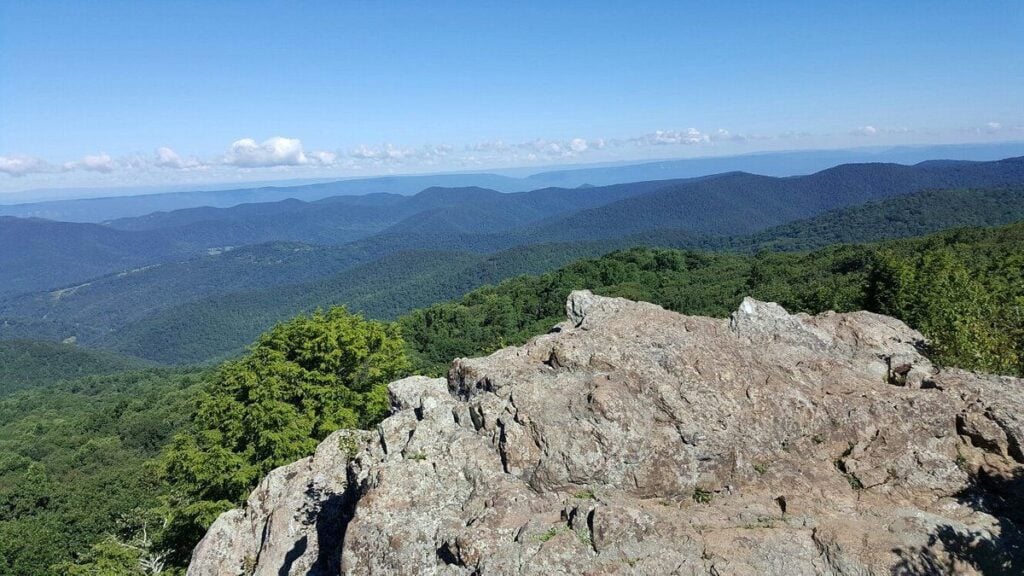 Discover the untamed beauty of Bearfence Mountain Trail, one of the most beautiful places in Shenandoah National Park