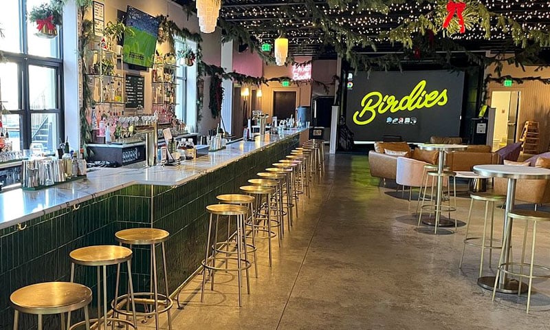 Birdies Indoor Golf and Cocktail Bar brilliantly merges sports and dining, catering to golf enthusiasts and food lovers.