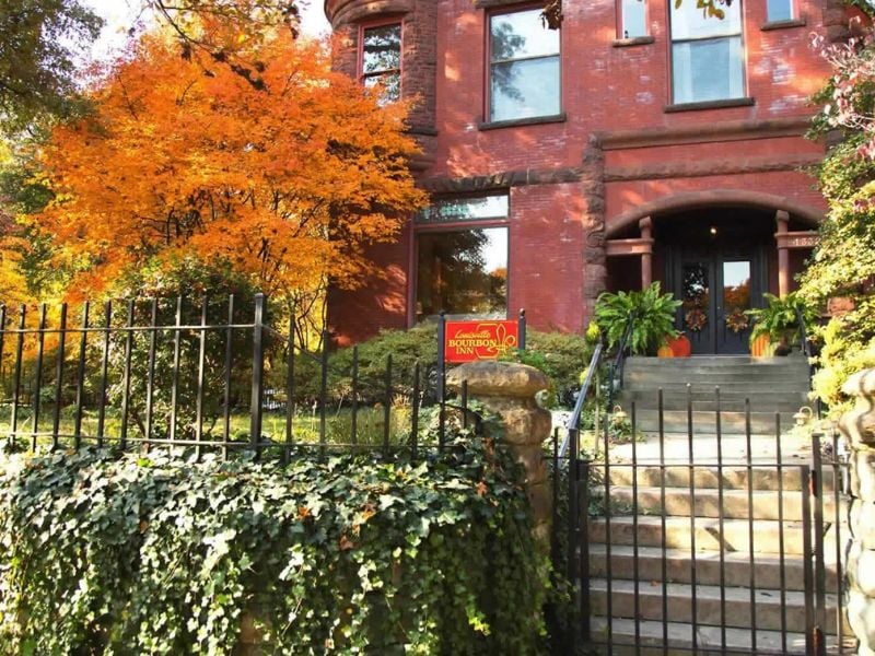 Louisville Bourbon Inn offers a warm ambiance, ideal for relaxing after exploring Bourbon Trail.