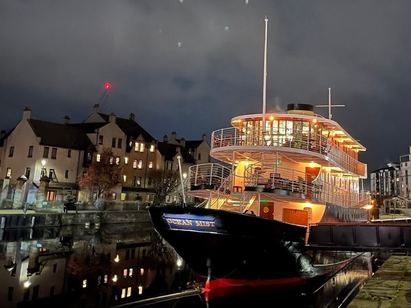 Ocean Mist provides a charming getaway in Edinburgh's Leith area, offering a delightful escape for those seeking tranquility and relaxation.