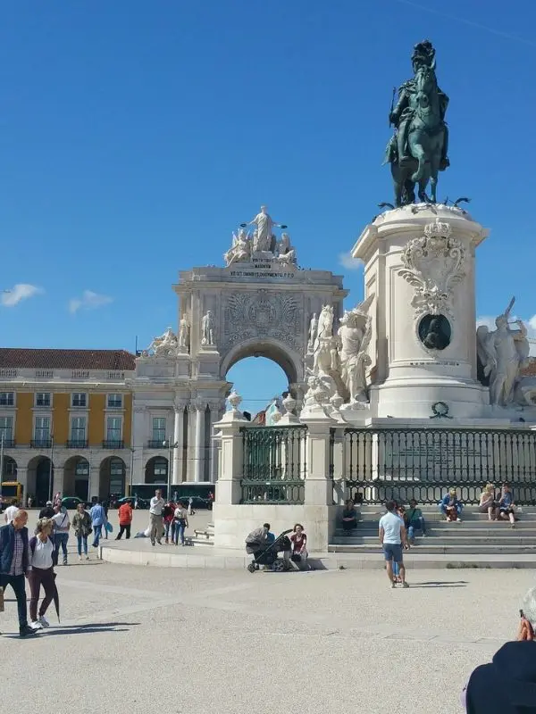 Statue and arch in the main square of Lisbon.