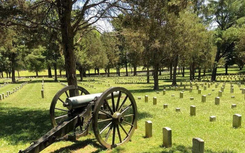 Cannon and rows of headstones at the Murfreesboro cemetery.