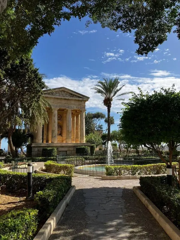 Garden with fountain and temple at Upper Barrakka Gardens.