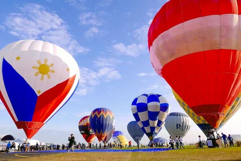 Witnessing the Hot Air Balloon Fiesta in Pampanga is one of the best things to do in the Philippines in the winter.