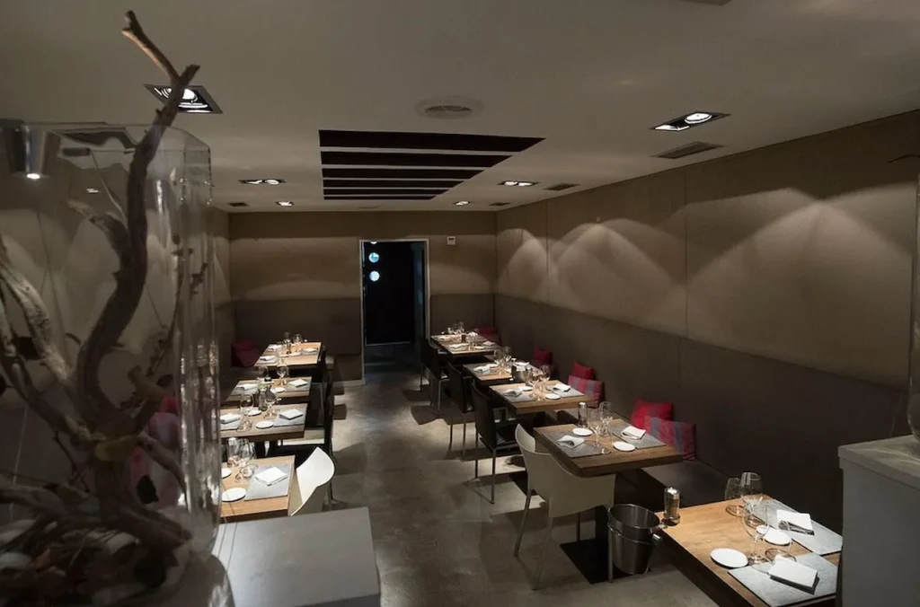 Con Gracia dining seating