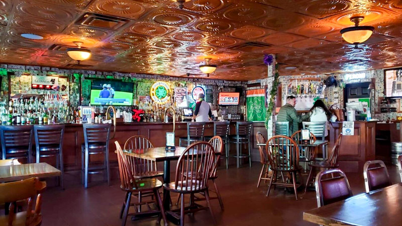Kelly’s Irish Pub in South Padre Island is the perfect mix of cozy and lively, ideal for any kind of night.