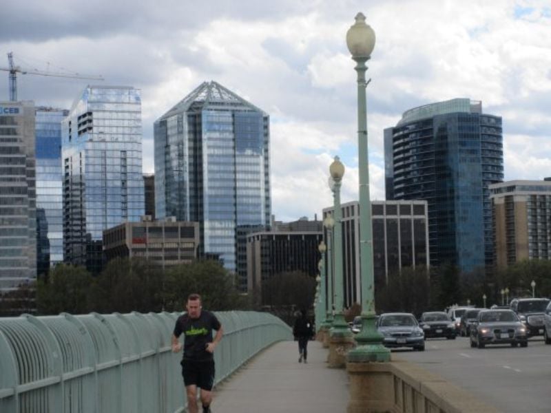 Stroll across the Key Bridge for breathtaking views and a refreshing breeze, connecting the vibrant districts of Rosslyn and Georgetown.